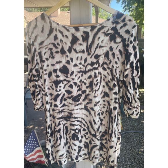 Chico’s Travelers Black Ivory Tan Animal Print Short Gathered Sleeve Top Size 2 - Picture 2 of 7